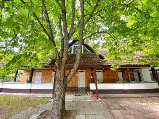 Platán üdülő Apartamento Balatonlelle Exterior foto
